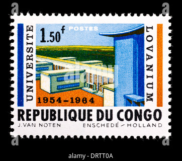 Timbre-poste de la République démocratique du Congo qui représente l'Université Lovanium de Léopoldville, dixième anniversaire. Banque D'Images