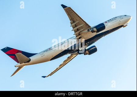 Jet Delta Airlines décollant de l'aéroport international Hartsfield-Jackson Atlanta à Atlanta, Géorgie. (ÉTATS-UNIS) Banque D'Images