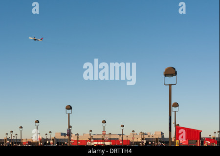 Un Delta Air Lines passenger jet prend son envol au-dessus du terminal principal à l'Aéroport International d'Atlanta à Atlanta, Géorgie. (USA) Banque D'Images