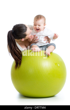 Mère jouer avec bébé le fit ball Banque D'Images