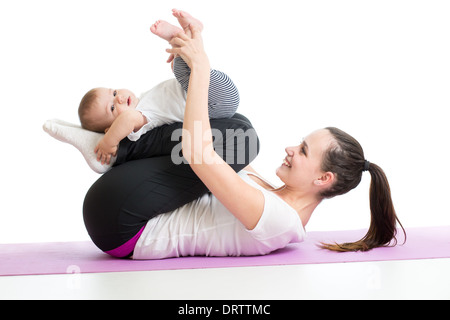 Mère faisant du yoga de l'exercice avec son bébé Banque D'Images