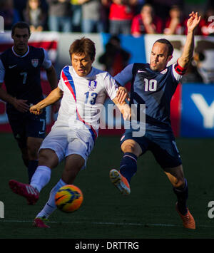 (140202) -- Carson , le 2 février 2014 (Xinhua) -- Lee Myung-Joo (L) de la Corée du Sud est en concurrence avec Landon Donovan de l'United States dans un match de football amical de préparation de la Coupe du Monde FIFA 2014, à StubHub Center le 1 er février 2014 à Carson, Californie. U.S. a remporté le match 2-0. (Xinhua/Zhao Hanrong) Banque D'Images