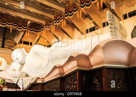 Bouddha couché à Phu kon forest temple, udorn thani, Thaïlande Banque D'Images