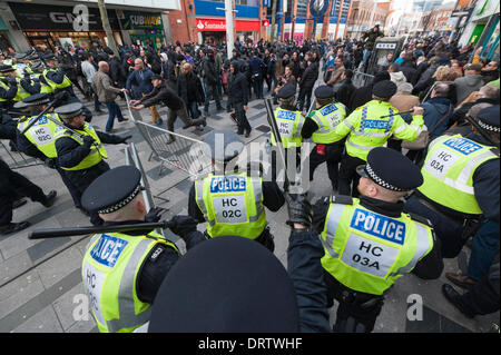 Slough, Royaume-Uni. 1er mars 2014. Un grand groupe de partisans de la Ligue de défense anglaise ont marché si Slough Berkshire, tandis qu'une contre-manifestation a été organisée par le mouvement anti-fasciste et groupes affiliés Crédit : Lee Thomas/Alamy Live News Banque D'Images