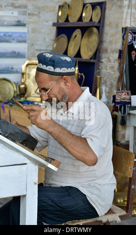 Dans son atelier de bijouterie, Boukhara, Ouzbékistan Banque D'Images