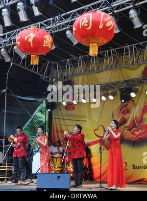 Buenos Aires, Argentine. 1er février, 2014. Envoyer un message de félicitations à l'auditoire les présentateurs lors d'un événement célébrant le Nouvel An lunaire chinois à Buenos Aires, Argentine, le 1 février 2014. Credit : Ye Shuhong/Xinhua/Alamy Live News Banque D'Images