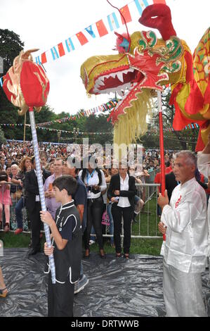 Buenos Aires, Argentine. 1er février, 2014. Préparer les acteurs pour exécuter la danse du dragon chinois traditionnel lors d'un événement célébrant le Nouvel An lunaire chinois à Buenos Aires, Argentine, le 1 février 2014. Credit : Ye Shuhong/Xinhua/Alamy Live News Banque D'Images