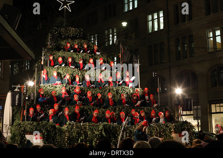 Les gens des chants de Noël le 9 décembre 2013 à Zurich, Suisse. Banque D'Images