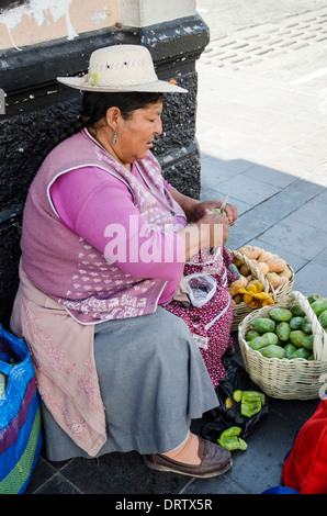 Les femmes vendent de figuiers de barbarie dans la rue. arequipa. Pérou. Banque D'Images