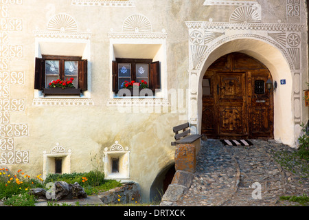 Windows dans la vallée de l''Engadine, dans le village de Guarda - vieux bâtiments du xviie siècle en pierre peinte, Suisse Banque D'Images