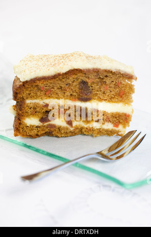 Gâteau de carotte fait maison sur un verre plat de service. Banque D'Images