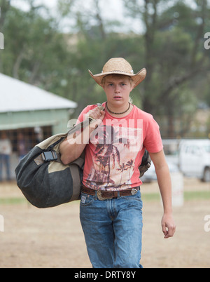 Jeune Australienne Homme portant un chapeau de paille - New South Wales - Australie Banque D'Images