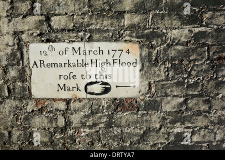 Marqueur d'inondation de 1774 Tamise Radnor Gardens England UK Twickenham Strawberry Hill Banque D'Images