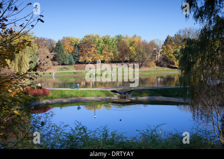 Moczydlo Park paysage tranquille en automne avec sentier et petite passerelle entre les lacs, la ville de Varsovie, Pologne. Banque D'Images