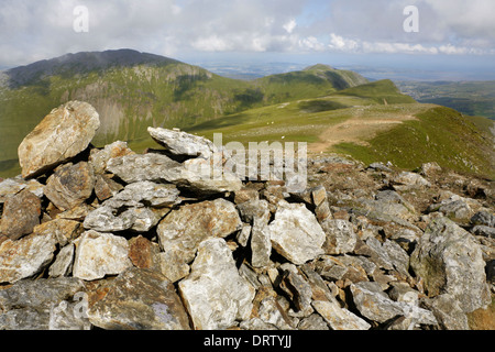 Vue vers le nord depuis le sommet d'Y Garn (947m / 3107ft) vers Foel Goch, Elidir Fawr et Mynydd Perfedd, Galles. Banque D'Images