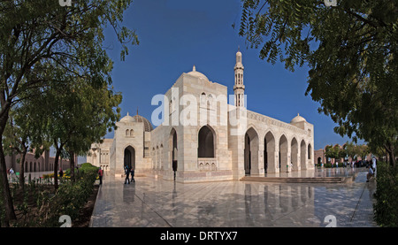 L'extérieur de l'amende nouvelle Mosquée Sultan Qaboos à Mascate Banque D'Images