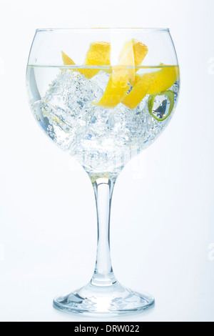 Orange citron et lime gin tonic isolé sur fond blanc Banque D'Images