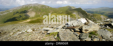 Vue vers le nord depuis le sommet d'Y Garn (947m / 3107ft) vers Foel Goch, Elidir Fawr et Mynydd Perfedd, Galles. Banque D'Images