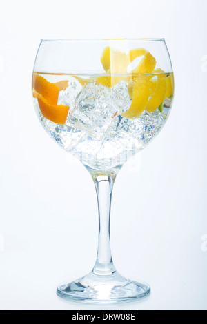 Orange citron et lime gin tonic isolé sur fond blanc Banque D'Images