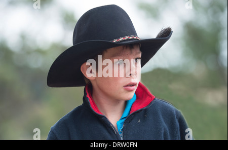 Jeune Australienne garçon portant un chapeau Stetson - Australie Banque D'Images