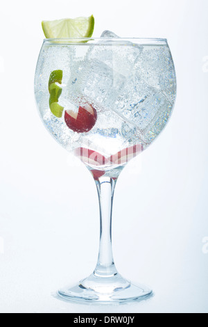 Gin Tonic lime et raisin isolated over white background Banque D'Images