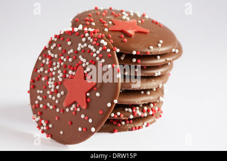 Pile de Linden Lady chocolat artisanal des boutons, Linden Lady chocolats, star géant boutons chocolat sans gluten sans mettre sur fond blanc Banque D'Images