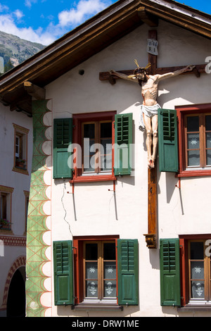 Christian crucifix sur une maison traditionnelle à Mustair, Switzerlan Banque D'Images