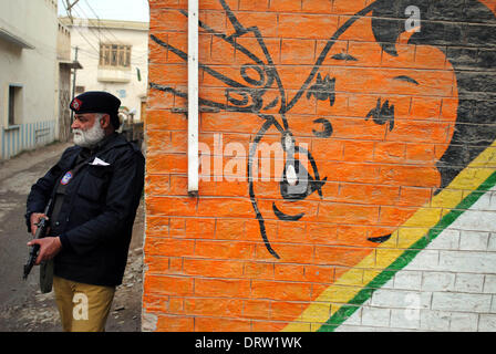 (140202) -- PESHAWAR, le 2 février 2014 (Xinhua) -- Un policier pakistanais guards lors d'un porte-à-porte, campagne de vaccination dans le nord-ouest de Peshawar au Pakistan, le 2 février 2014. (Xinhua/Umar Qayyum) Banque D'Images