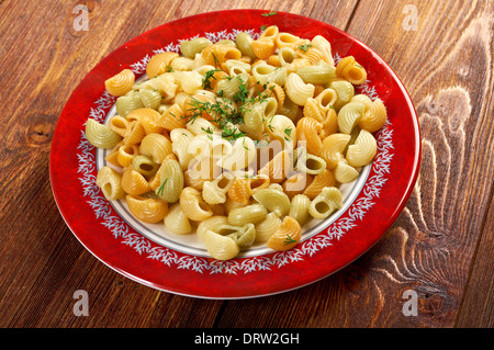 Libre de pâtes italienne gastronomique conchiglie colorées Banque D'Images
