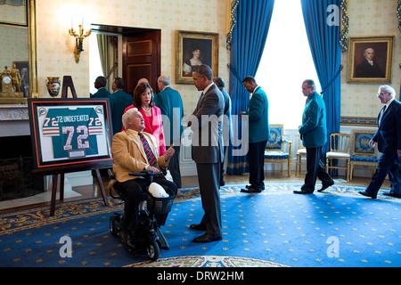 Le président américain Barack Obama parle de l'ancien entraîneur des Dolphins de Miami Don Shula dans la salle bleue avant d'une cérémonie en l'honneur du Champion du Super Bowl 1972 dauphins de Miami à la Maison Blanche le 20 août 2013 à Washington, DC. Banque D'Images