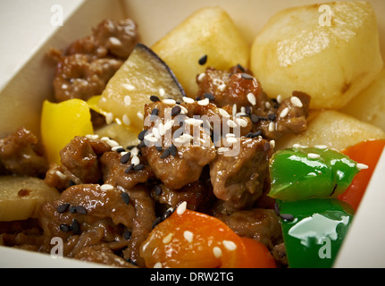 À EMPORTER -tranche de boeuf et de pommes de terre.cuisine chinoise dans les box Banque D'Images