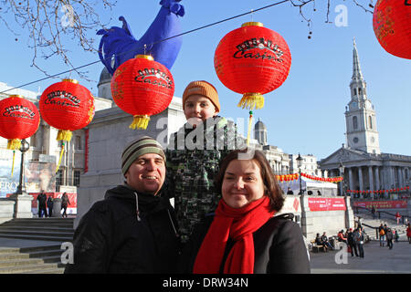 London UK. 07 févr. 2014. Famille prêt à célébrer à Trafalgar Square pour le festival du Nouvel An Chinois Crédit : Keith Larby/Alamy Live News Banque D'Images