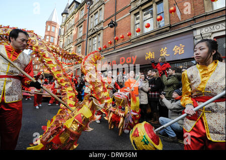 London, UK, 2e mai 2014. Célébrations du nouvel an chinois l'année du cheval. Un défilé du Nouvel An dirigé par l'argent de la chance ; Dieu serpentant dans le West End de Londres, avant d'atteindre sa destination finale dans le quartier chinois.. Credit : Julie Edwards/Alamy Live News Banque D'Images