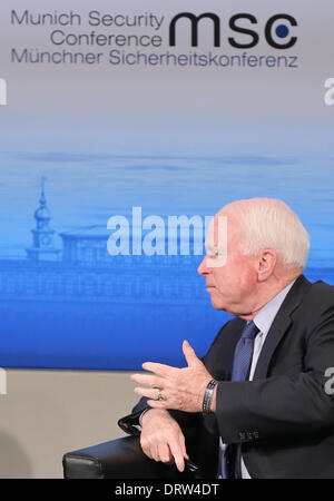 Munich, Allemagne. 2e Mar, 2014. Le sénateur américain John McCain assiste à la session de la réunion de la Conférence de Munich sur la sécurité à Munich, Allemagne, le 2 février 2014. La 50e Conférence de Munich sur la sécurité a débuté vendredi après-midi dans le sud de la ville allemande de Munich, et se prolongera jusqu'au dimanche. © Zhang Fan/Xinhua/Alamy Live News Banque D'Images