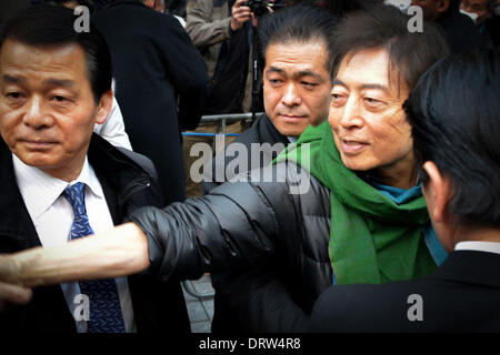 Tokyo, Japon. 2e Mar, 2014. Morihiro Hosokawa (L), l'ancien premier ministre japonais et candidat de l'élection au poste de gouverneur de Tokyo, parle avec son défenseur et de l'ancien premier ministre japonais Junichiro Koizumi à Ginza à Tokyo le 2 février 2014. © Hitoshi Yamada/NurPhoto ZUMAPRESS.com/Alamy/Live News Banque D'Images