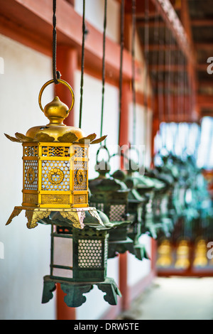 Nara, Japon. Lanternes japonaises à Kasuga-Taisha. Banque D'Images