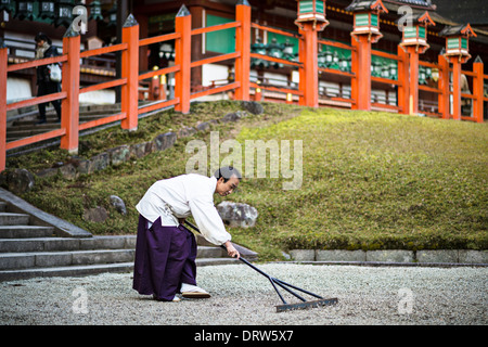 Prêtre Shinto japonais rock râteaux de jardin zen. Banque D'Images