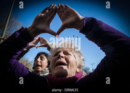 Madrid, Espagne. 1er février, 2014. Des milliers de personnes dans la rue pour exiger l'avortement sûr et gratuit à Madrid, Espagne. Les gens de toute l'Espagne le samedi ont marché sous le nom de 'Purple Tide' pour montrer leur rejet d'une nouvelle loi sur l'avortement. Credit : Alvaro Hurtado/NurPhoto ZUMAPRESS.com/Alamy/Live News Banque D'Images