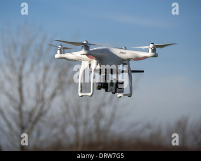 SOUTHEND-ON-SEA, ESSEX, Royaume-Uni - 12 JANVIER 2014 : modèle Quadcopter en vol avec caméra Go Pro installée Banque D'Images