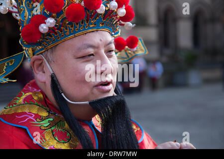 Manchester, Chinatown 2 Février, 2104. Hauts de donner des 'lai voir' cadeaux à la nouvelle année chinoise dans Albert Square, Manchester Le plus gros du Nouvel An chinois. Le quartier chinois de Manchester est l'un des plus grands d'Europe avec un 175 pieds de dragon de papier, une danse du lion, des démonstrations d'arts martiaux, le dragon Parade, de l'hôtel de ville de Chinatown, est l'un des points forts de Manchester Calendrier des événements annuels. Banque D'Images