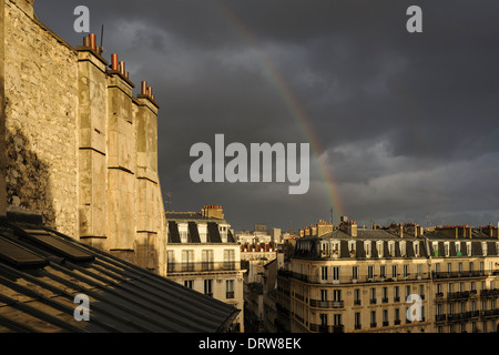 Ciel d'orage sur les toits de Paris, France Banque D'Images