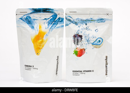 La vitamine C et Oméga 3 sachets sur un fond blanc. Banque D'Images