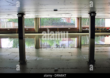 Leatherhead, Surrey, Angleterre, Royaume-Uni. 2 février 2014. Après les niveaux exceptionnels de l'eau de pluie à travers le Royaume-Uni, la rivière Mole a éclaté ses banques dans de nombreux endroits à Surrey. Ici dans le sous-sol de Leatherhead parking de Riverbridge Chambre centre d'affaires est rempli avec l'eau de la rivière adjacente. Credit : Julia Gavin/Alamy Live News Banque D'Images