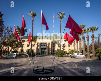 MARRAKECH, MAROC - 21 JANVIER 2014 : drapeaux marocains devant l'hôtel de ville (Hôtel de Vllle) le long de l'avenue Mohammed V. Banque D'Images