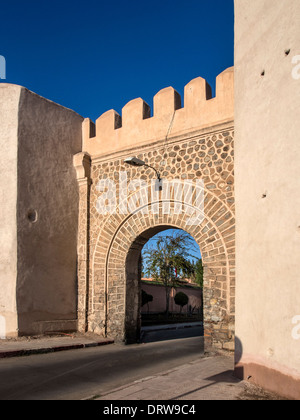 MARRAKECH, MAROC - 21 JANVIER 2014 : porte dans les remparts et remparts de la ville Banque D'Images