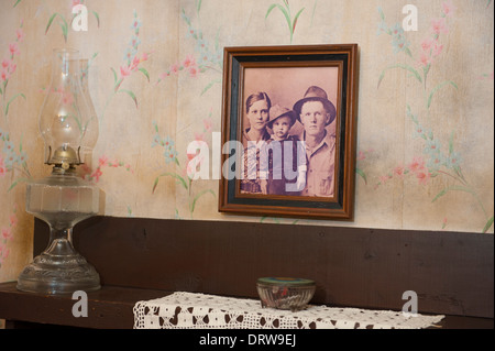 USA Mississippi MS Miss Elvis Presley Tupelo accueil naissance naissance - portrait de famille dans la chambre à coucher Banque D'Images