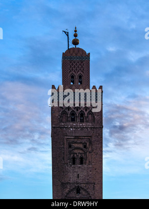 MARRAKECH, MAROC - 22 JANVIER 2014 : le minaret de la mosquée de la Koutoubia au crépuscule Banque D'Images