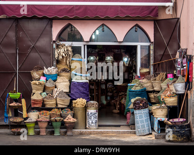 MARRAKECH, MAROC - 22 JANVIER 2014 : petite boutique d'épices dans la rue du marché du Souk Banque D'Images