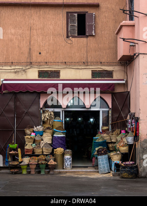 MARRAKECH, MAROC - 22 JANVIER 2014 : petite boutique d'épices dans la rue du marché du Souk Banque D'Images