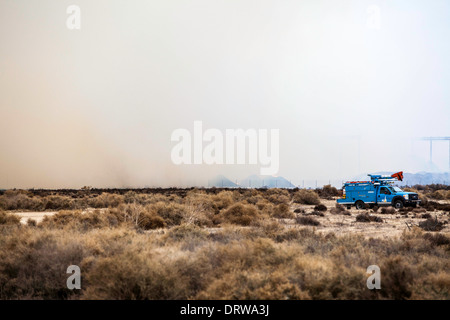 Quelques très gros tas de fumier de laiteries locales sur le feu dans la vallée centrale très sèche en janvier 2014 Banque D'Images